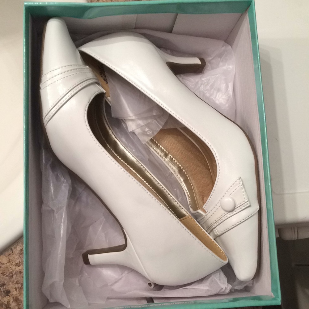 Adorable white heels
